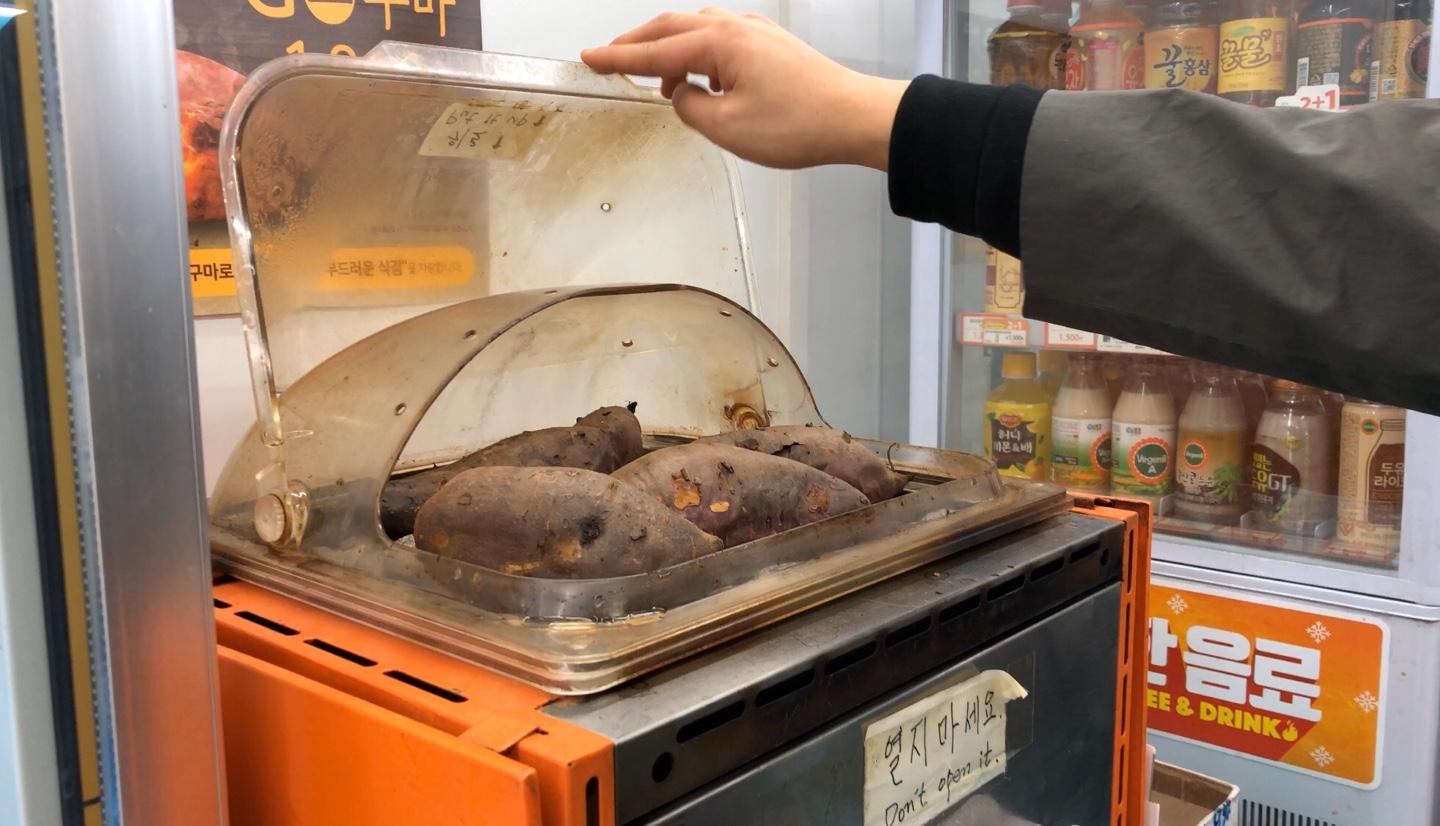 korea, hongdae, seoul, street food, korean food, travel, hongdae things to do, bungeoppang, fish-shaped pastry, fish cake, red bean bun, hoppang, korean bun, pizza, must eat, must try